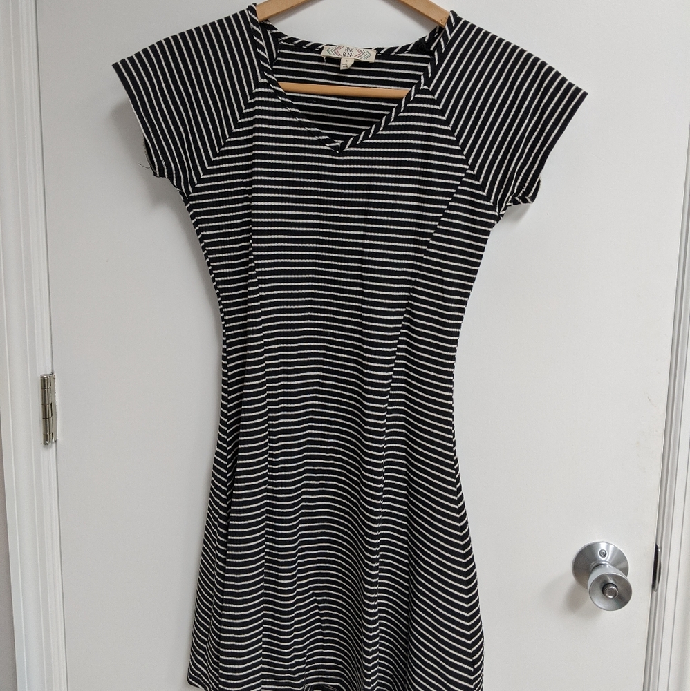 ☀️ PRIM ROSE Black and White striped v-nec…